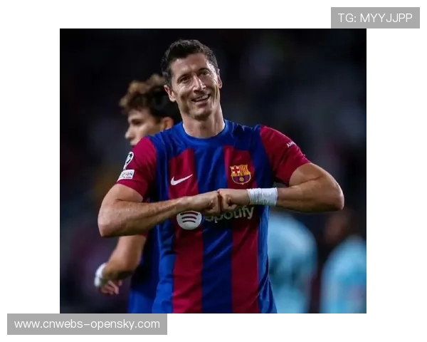 37岁莱万连续15个赛季五大联赛进球上双，成为梅罗之后第三人